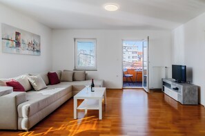 Appartement Familial, plusieurs chambres (Cherry City Stay Apartment With) | Coin séjour | Télévision à écran plat de 21 pouces avec chaînes par câble