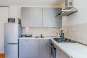 ตู้เย็น, เตาอบ, เตาประกอบอาหาร, กาต้มน้ำไฟฟ้า