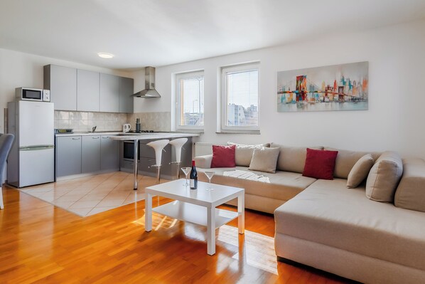 ทีวีจอแบน 21 นิ้ว พร้อมช่องเคเบิล