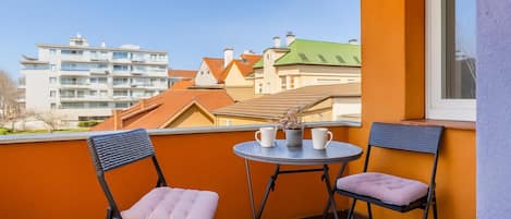 Family Apartment, Multiple Bedrooms (Cherry City Stay Apartment With) | Outdoor dining