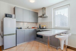 Familjelägenhet - flera sovrum (Cherry City Stay Apartment With) | Eget kök | Kylskåp, ugn, spishäll och vattenkokare
