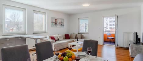 Perhehuoneisto, useita makuuhuoneita (Cherry City Stay Apartment With) | Ruokailu