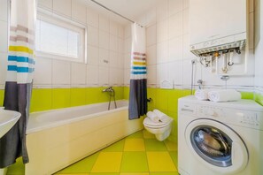Familienapartment, 2 Schlafzimmer, Balkon (Cherry City Stay Apartment With) | Badezimmer