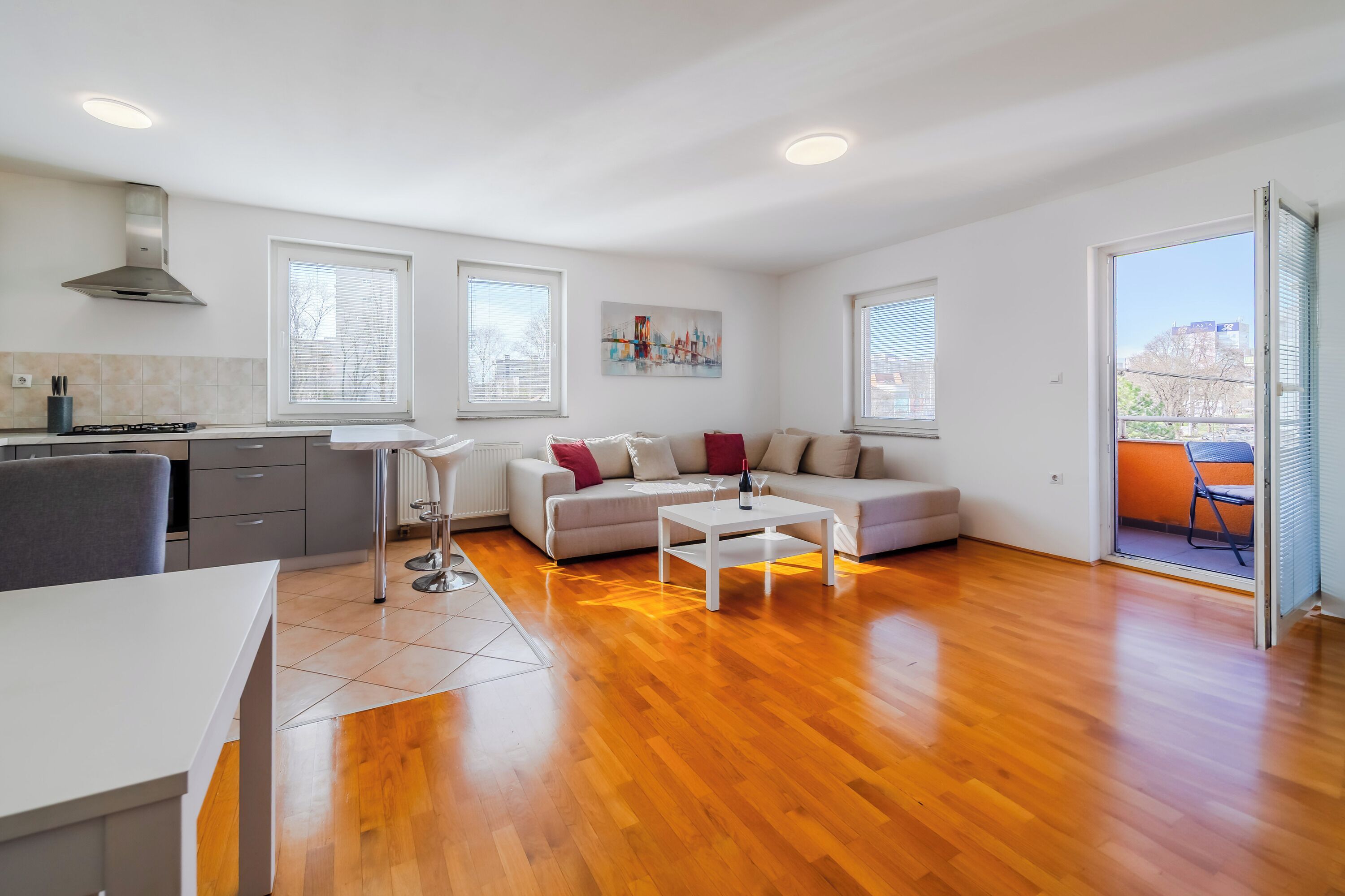 Departamento familiar, 2 habitaciones, balcón (Cherry City Stay Apartment With) | Área de sala de estar