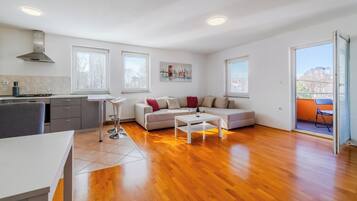 Departamento familiar, 2 habitaciones, balcón (Cherry City Stay Apartment With) | Área de sala de estar