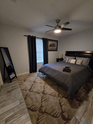 1 habitación, tabla de planchar con plancha, wifi gratis y ropa de cama 