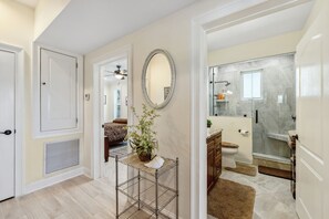 Hårføner og håndklær