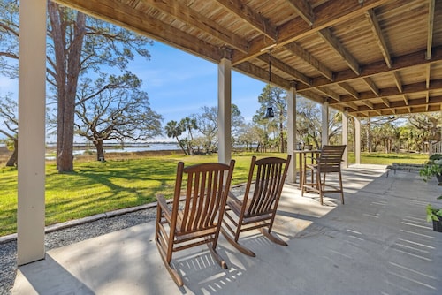 Secluded Old Florida Retreat – Waterfront with Kayaks and Bikes
