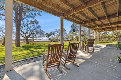 Secluded Old Florida Retreat – Waterfront with Kayaks and Bikes