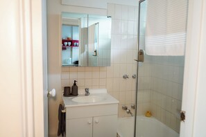 Lägenhet Deluxe | Badrum | Badkar/dusch, hårtork, handdukar och tvål