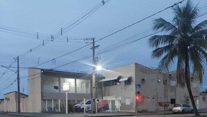 A building with a sign that reads "HOTEL" and a palm tree in the foreground. - Hotel Líder (Caceres)