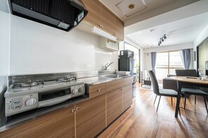 Refrigerador, microondas, parrilla de estufa y tetera eléctrica 