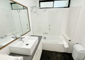 Secadora de cabello, toallas, jabón, papel de baño