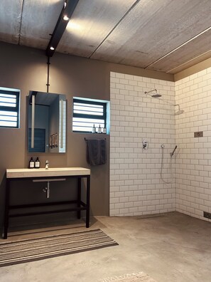 Dusche, umweltfreundliche Kosmetikartikel, Haartrockner, Bidet