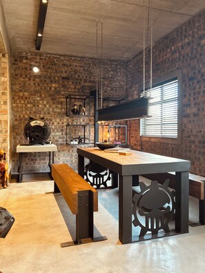 Dining - Exceptional BDSM and kink location in a quiet suburb of Cape Town (Cape Town)