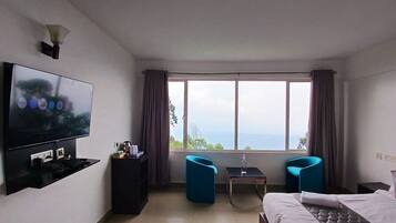 Family Room, 1 King Bed, Valley View | Premium bedding, Select Comfort beds, desk, laptop workspace