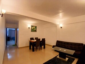 Habitación familiar, 1 cama King size, vista al valle | Área de sala de estar