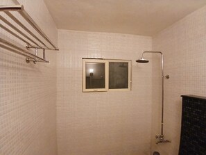 Family Room, 1 King Bed, Valley View | Bathroom | Shower, free toiletries, slippers, towels - Veu Munnar Retreat (Devikolam)