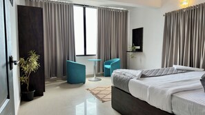 Superior Room | Premium bedding, Select Comfort beds, desk, laptop workspace - Veu Munnar Retreat (Devikolam)