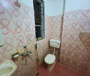 Quarto triplo econômico | Banheiro | Chuveiro, chuveiro com efeito de chuva, produtos de toalete grátis
