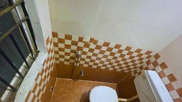 Double Room | Bathroom | Shower, rainfall showerhead, free toiletries, towels