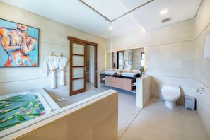 Separat badekar og dusj, regndusjhode, hårføner og håndklær