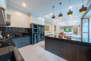 Kylskåp, mikrovågsugn, kaffe- och tebryggare och riskokare