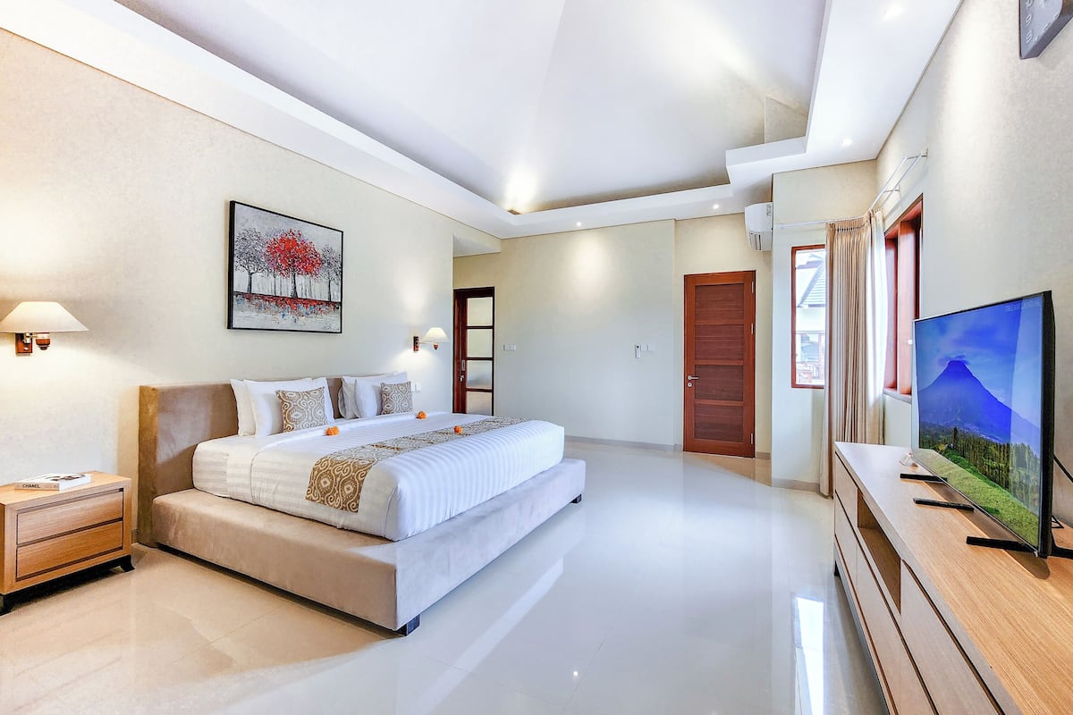 4 bedrooms, rollaway beds, free WiFi, bed sheets