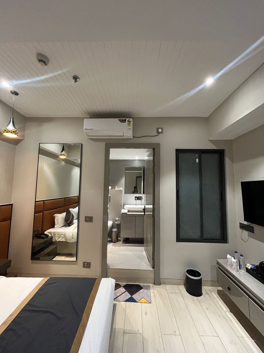 Economy tweepersoonskamer | Een laptopwerkplek