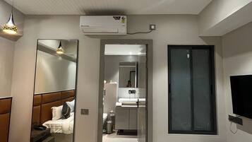 Economy tweepersoonskamer | Een laptopwerkplek