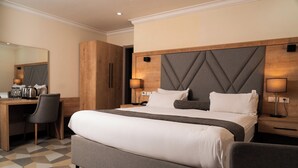 Studio suite, uitzicht op de stad | Een bureau, een laptopwerkplek, een strijkplank/strijkijzer, gratis wifi