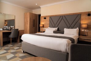 Studio Suite, City View | Desk, laptop workspace, iron/ironing board, free WiFi