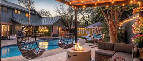 Een buitenzwembad en een verwarmd zwembad