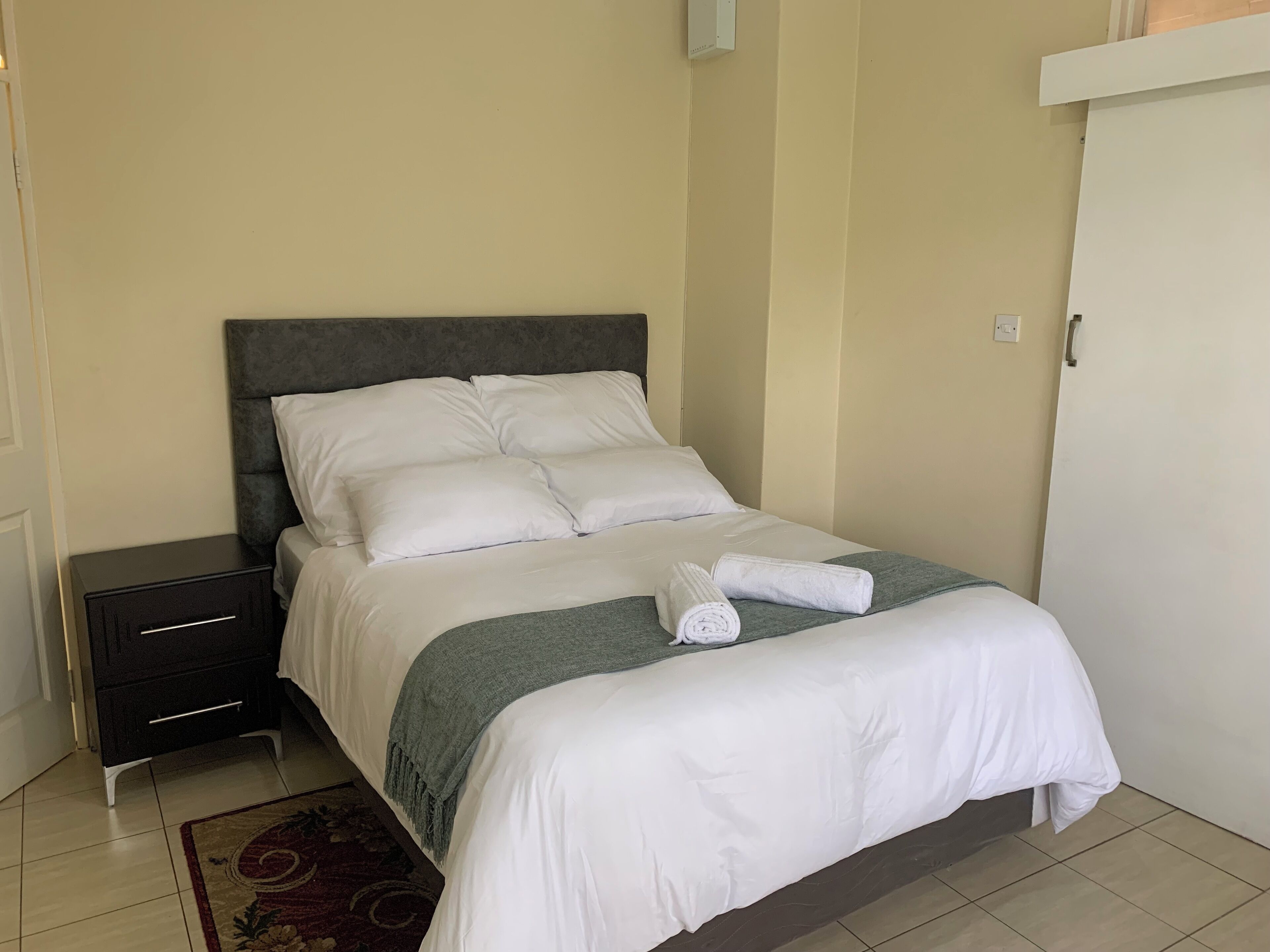 2 bedrooms, desk, iron/ironing board, WiFi