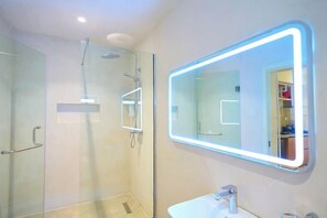 Apartemen Ekonomi, balkon, pemandangan kota | Kamar mandi | Perlengkapan mandi gratis, pengering rambut, handuk, dan sabun