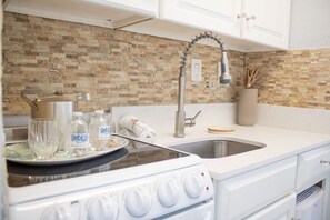 Toaster, cookware/dishes/utensils