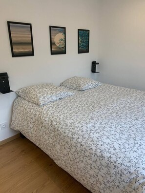 2 bedrooms, iron/ironing board, travel cot, WiFi