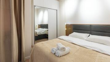 Apartemen Deluks, balkon, pemandangan kota | 2 kamar tidur, tirai kedap cahaya, dan setrika/meja setrika