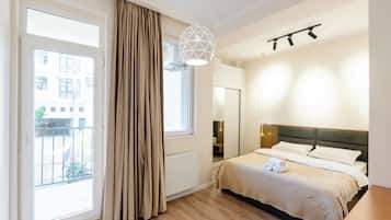 Apartemen Deluks, balkon, pemandangan kota | 2 kamar tidur, tirai kedap cahaya, dan setrika/meja setrika