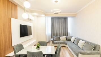 Apartemen Deluks, balkon, pemandangan kota | Area keluarga | Televisi 43-inci dengan saluran TV kabel