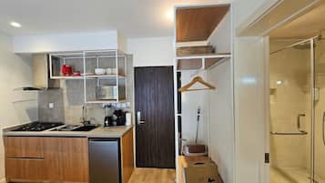 Departamento económico, balcón, vista a la ciudad | Cocineta privada | Frigobar