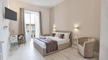 2 habitaciones, escritorio y tabla de planchar con plancha