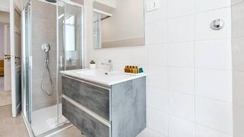 Regadera, secadora de cabello, bidet, toallas