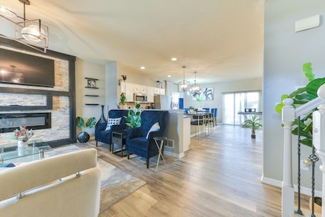 Interior. Entire Home-Beautiful 4BR, 3.5BA Retreat in Ankeny, Iowa 2 King Beds, Fenced, AC