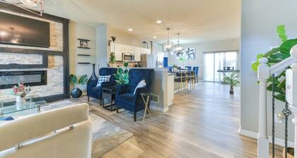 Entire Home-Beautiful 4BR, 3.5BA Retreat in Ankeny, Iowa 2 King Beds, Fenced, AC