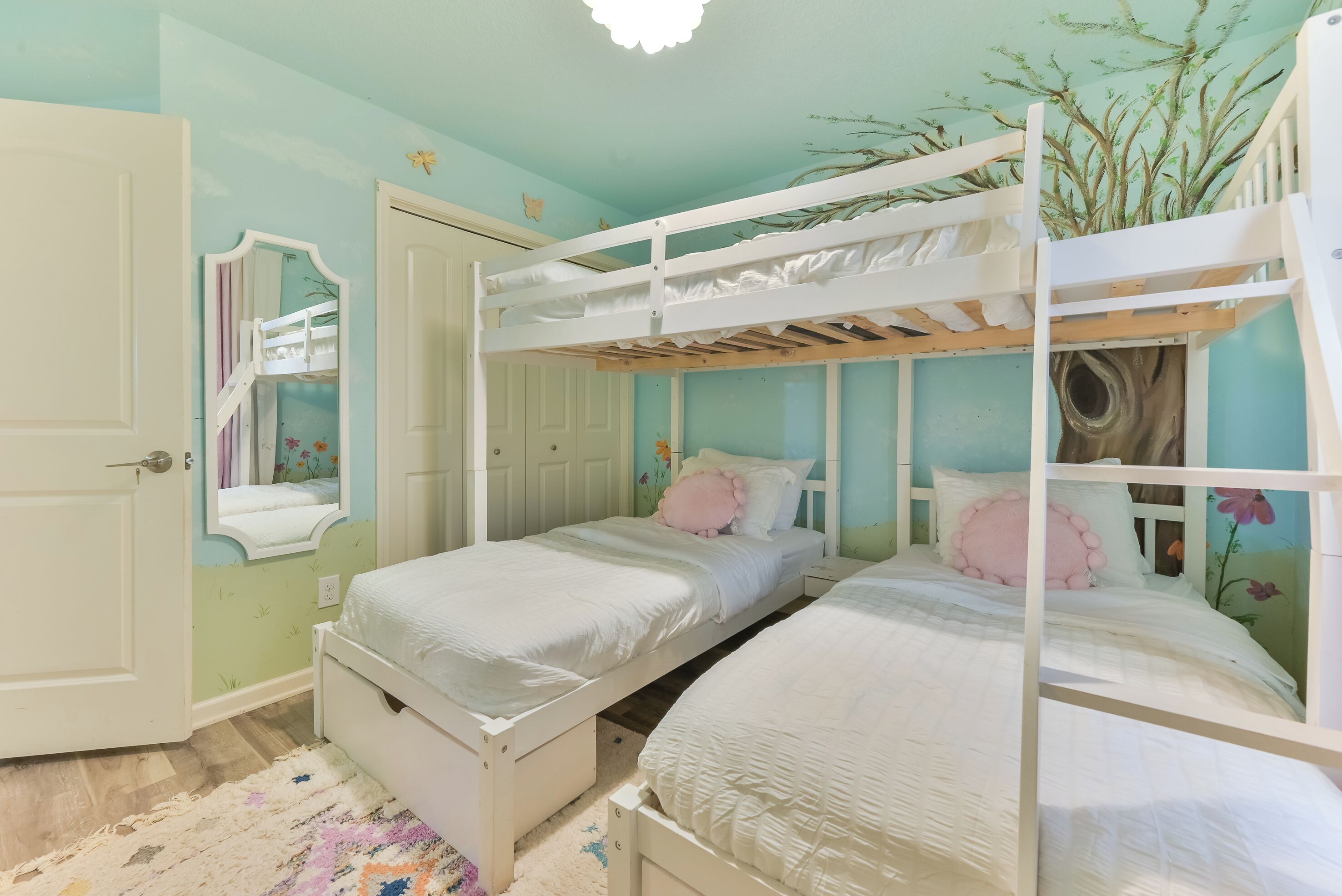 4 bedrooms, desk, iron/ironing board, travel crib