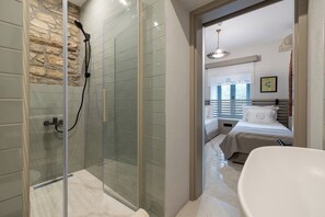 Hygeia | Badezimmer | Dusche, kostenlose Toilettenartikel, Haartrockner, Handtücher