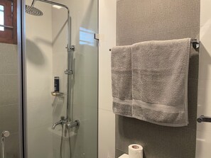 Dusche, Haartrockner, HandtĂŒcher, Seife