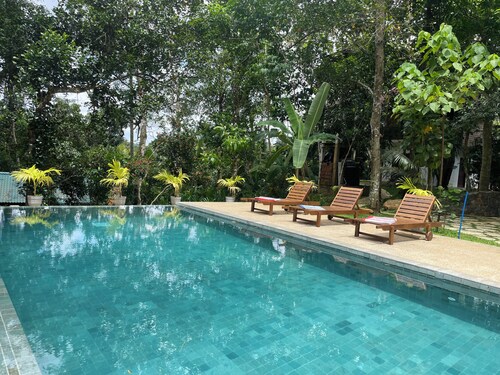 Charming Greenacres Bungalow w/Pool & Lush Garden – Ideal for Relaxing Getaways