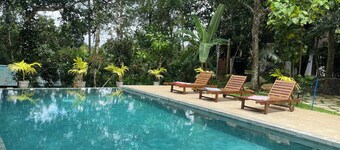 Charming Greenacres Bungalow w/Pool & Lush Garden – Ideal for Relaxing Getaways